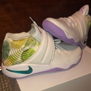 Nike Kyrie 2 (size 7)